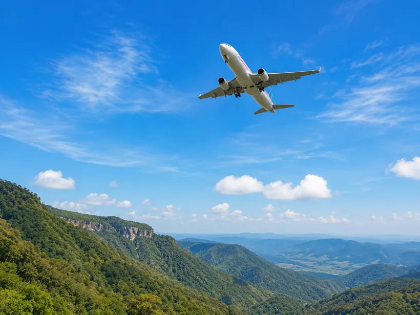 Avião sobre as montanhas da Serra