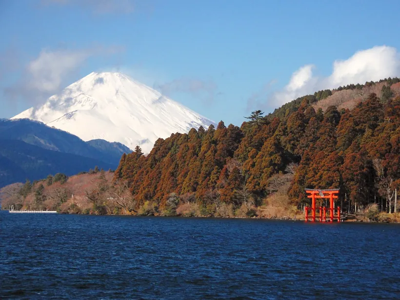 Monte Fuji refletido no lago