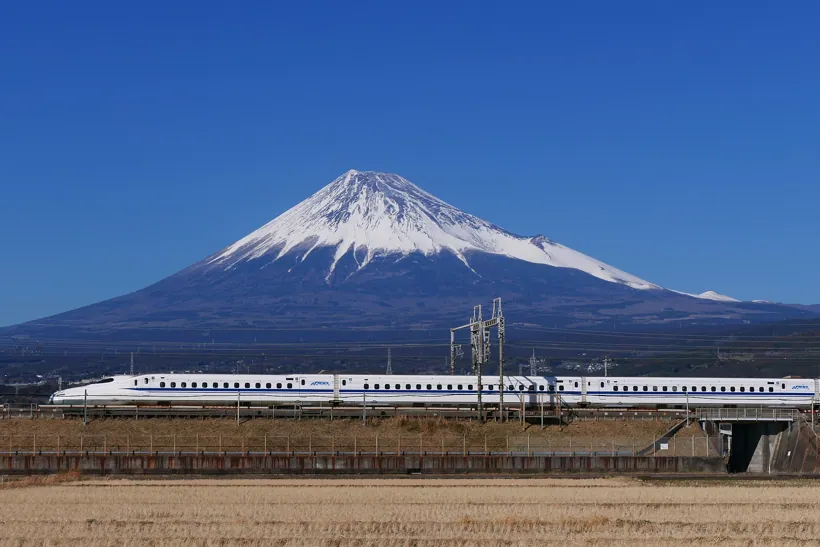 Trem-bala shinkansen com o Monte Fuji