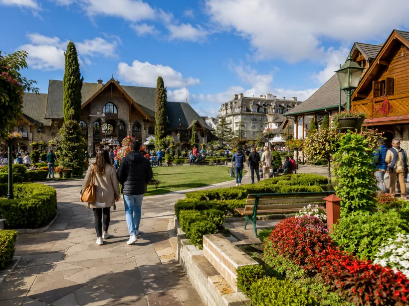 Praça e jardins com arquitetura de serra
